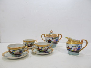 lot 160 image: Hand Painted Vintage Japanese Lusterware 