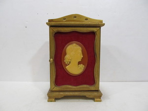 lot 161 image: Vintage ENESCO Musical Jewelry Box wLarge Cameo Front