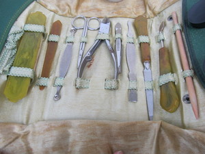 lot 183 image: Vintage 1920s Travel Vanity Set wCase