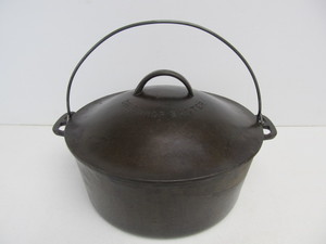lot 195 image: Excellent Antique WAGNER WARE Cast Iron Round Drip Drop Baster