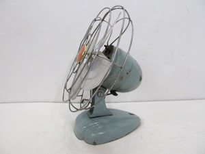 lot 209 image: McGraw-Edison ZERO Mid Century Blue Desk Fan