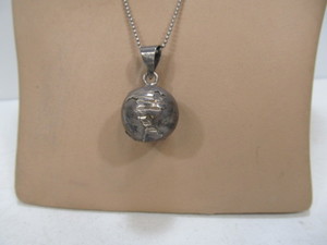 lot 232 image: Vintage Sterling Silver Round Earth Globe Pendant Necklace