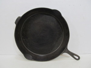 lot 276 image: Nice Old Antique GRISWOLD Cast Iron No. 12 Skillet - 719D
