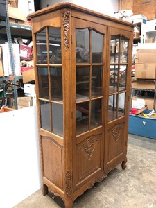 lot 6 image: Excellent Vintage Oak Glass Panel China Cabinet Hutch