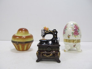 lot 222 image: 3 Signed Porcelain Limoges Trinket Boxes