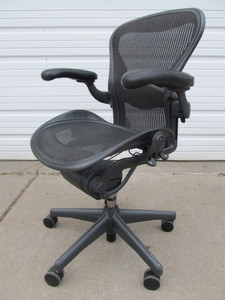 lot 318 image: HERMAN MILLER Aeron Fully Adjustable Office Desk Chair - Black