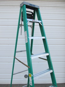 lot 328 image: Like-New KELLER Fiberglass 8 Step Ladder