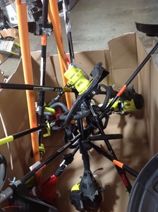 lot 6 image: Lot of assorted outdoor tools