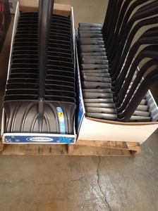 lot 25 image: Pallet whit Suncast 18 in. Bent Handle Snow Shovel new