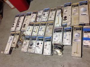 lot 46 image: Assorted Everbilt plumbing and more original costumer returns