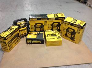 lot 48 image: Lot whit Dewalt jumper box and battery charger original costumer returns