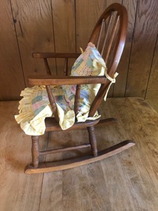 lot 9 image: WOW SUPER CUTE&nbspChilds Bow Back Rocking Chair Amish Style Solid Wood Kids Rocker&nbspWITH HANDMADE QUILT CUSHION  DARLING