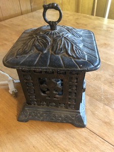 lot 10 image: Old Japanese Temple Heavy Cast Iron Pagoda Lantern Lamp - great Working Condition