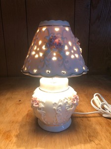 lot 18 image: MINIATURE PORCELAIN LAMP - EXCELLENT CONDITION - NO CHIPS