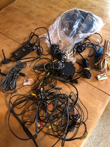 lot 24 image: MISCELLANEOUS CABLES AND CORDS