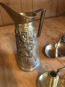 lot 25 image: MISCELLANEOUS LOT OF BRASS ITEMS - LOVE THE ASIAN TRAY & VINTAGE&nbspElpec Pitcher Embossed Colonial Pub Scene MADE IN ENGLAND