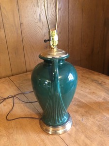 lot 31 image: VINTAGE HAEGER GREEN TROPHY URN LAMP -&nbspWORKS GREAT