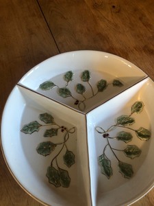 lot 36 image: HOLLY & BERRY VINTAGE MAJOLICA VEGGIE TRAY