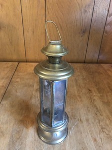 lot 41 image: BRASS 3 LIGHT HANGING CHANDELIER AND BRASS LANTERN CANDLE HOLDER