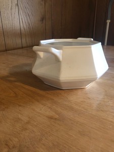 lot 45 image: WHITE VINTAGE SOUP TUREEN - GREAT CONDITION - NO CHIPS