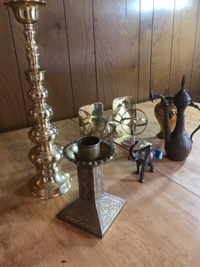 lot 57 image: MISCELLANEOUS BRASS LOT. CANDLE HOLDERS AND DECOR