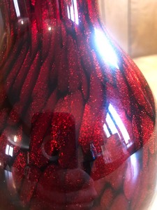 lot 73 image: SPECTACULAR HANDMADE HEAVY SPARKLING SHIMMERING RED CASED ART GLASS VASE