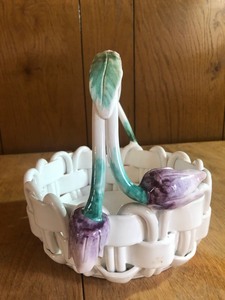 lot 83 image: Vietri Porcelain White Wicker Basket With Tulips Made In Italy Hand Painted - EXCELLENT CONDITION