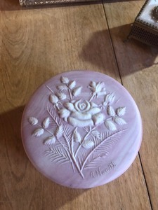 lot 86 image: R NEMITH SOAPSTONE MUSICAL JEWELRY TRINKET BOX, COURTING COUPLE TRINKET SMALL CASKET AND PICTURE FRAME