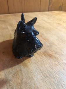 lot 92 image: BLACK SCOTTISH TERRIOR DOG FIGURINE MADE IN ENGLAND - EAR HAS CHIP THAT HAS BEEN DARKENED IN