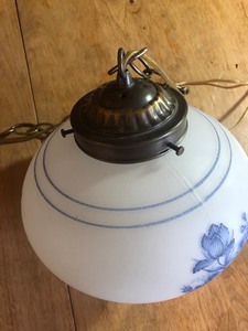 lot 96 image: VINTAGE BLUE FLORAL HANGING LAMP PLUG IN LIGHT