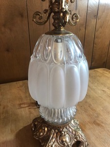 lot 99 image: BEAUTIFUL VINTAGE HOLLYWOOD REGENCY GLASS LAMP