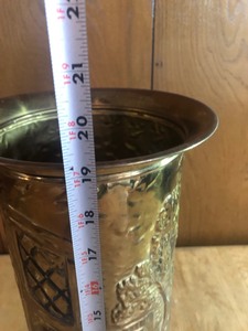 lot 102 image: VINTAGE MADE IN ENGLAND BRASS COLONIAL PUB RAISED RELIEF UMBRELLA STAND 19 GREAT CONDITION
