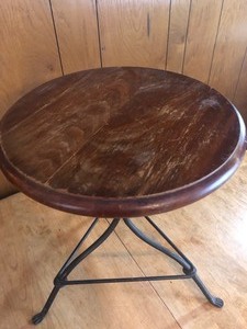 lot 104 image: FANTASTIC ANTIQUE WOOD TOP AND TWISTED IRON LEGS CLAW FOOT ROUND SIDE TABLE