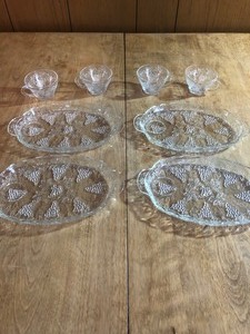 lot 105 image: VINTAGE 8 PIECE GLASS GRAPES SNACK SET
