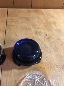 lot 116 image: BLACK ASIAN WOOD STANDS FOR PLANTS PLUS RARE CRYSTAL AND COBALT BLUE STANDS