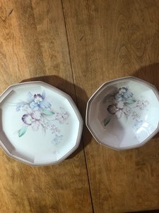 lot 119 image: MIKASA MATCHING HAND PAINTED PLATE AND BOWL SET