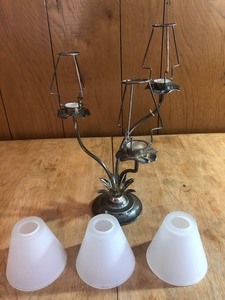 lot 126 image: SILVERPLATED CANDELABRA 3 CANDLE HOLDER STAND NEEDS TARNISH CLEANUP