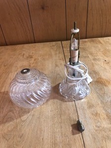 lot 131 image: VINTAGE CRYSTAL BEDROOM LAMP