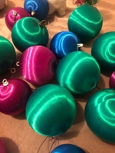 lot 142 image: VINTAGE CHRISTMAS SATIN BULBS ORNAMENTS AND TREE DECOR