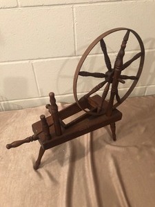 lot 145 image: VINTAGE YARN SPINNING WHEEL