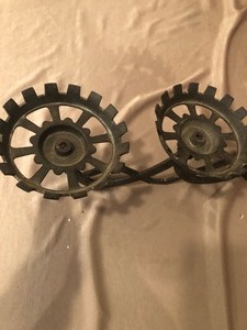 lot 154 image: VICTORIAN ANTIQUE RUSTIC CAST IRON WALL BRACKET DOUBLE LAMP HOLDER
