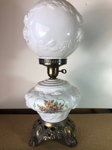 lot 207 image: GORGEOUS GONE WITH THE WIND Vintage GWTW Embossed Milk Glass Floral Roses 3 way Table Top Lamp