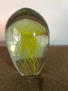 lot 236 image: LARGE JELLYFISH PAPERWEIGHT