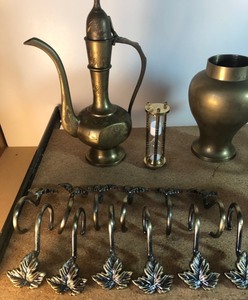 lot 268 image: MIXED LOT OF BRASS DECOR
