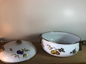 lot 270 image: VERY RARE ROYAL WORCESTER EVESHAM VALE MATCHING POT AND LID