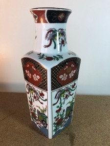 lot 274 image: FABULOUS IMARI ORIENTAL VASE