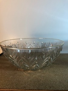 lot 286 image: PYREX GLASS MIXING BOWL SET AND EXTRA PRETTY BOWL