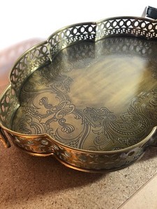 lot 319 image: LOVELY INDIAN SCALLOPED BRASS SERVING TRAY - VINTAGE