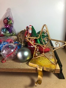 lot 322 image: VINTAGE MIXED CHRISTMAS DECOR & ORNAMENTS