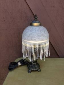 lot 332 image: TIFFANY STYLE GLASS LONG BEADED DESK BOUDOIR LAMP
